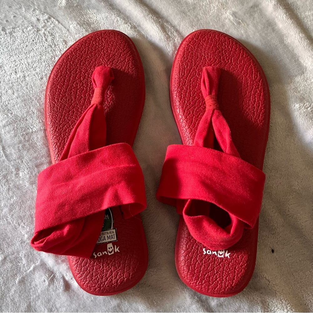 Womens Sanuk yoga sandals sz 9 Red